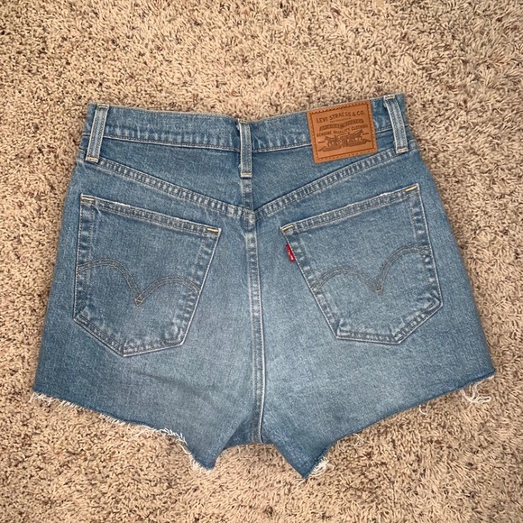 Levi’s Ribcage Shorts - Picture 3 of 8